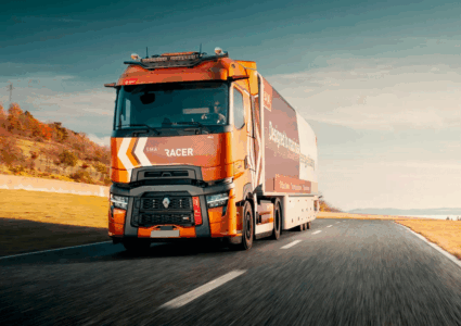 Camión Renault Trucks Racer circulando por carretera